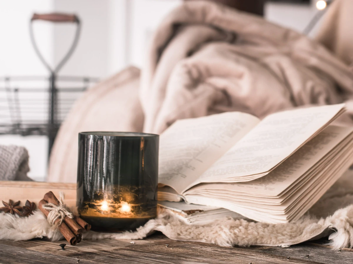  Duftkerzen in gemütlichem Wohnzimmer 