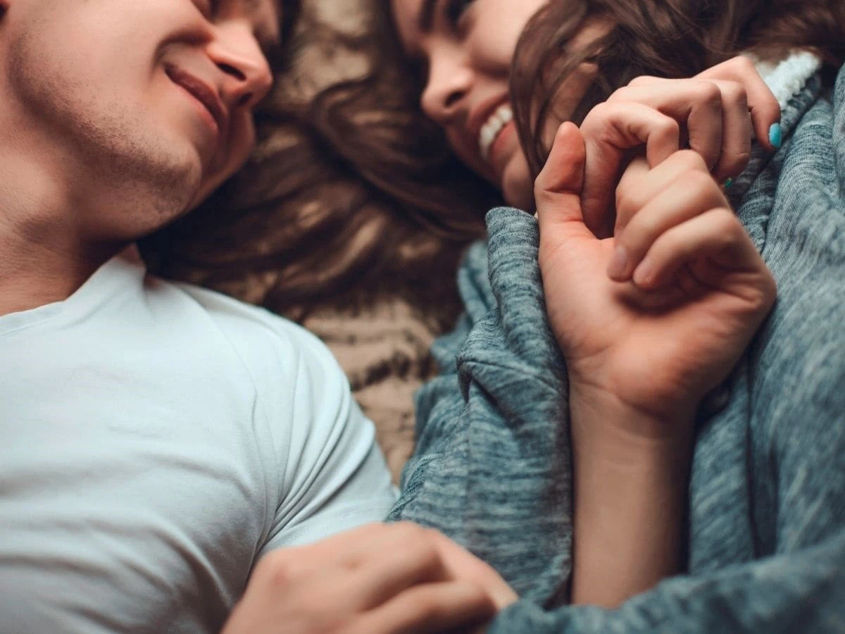 Pärchen liegt zusammen im Bett 