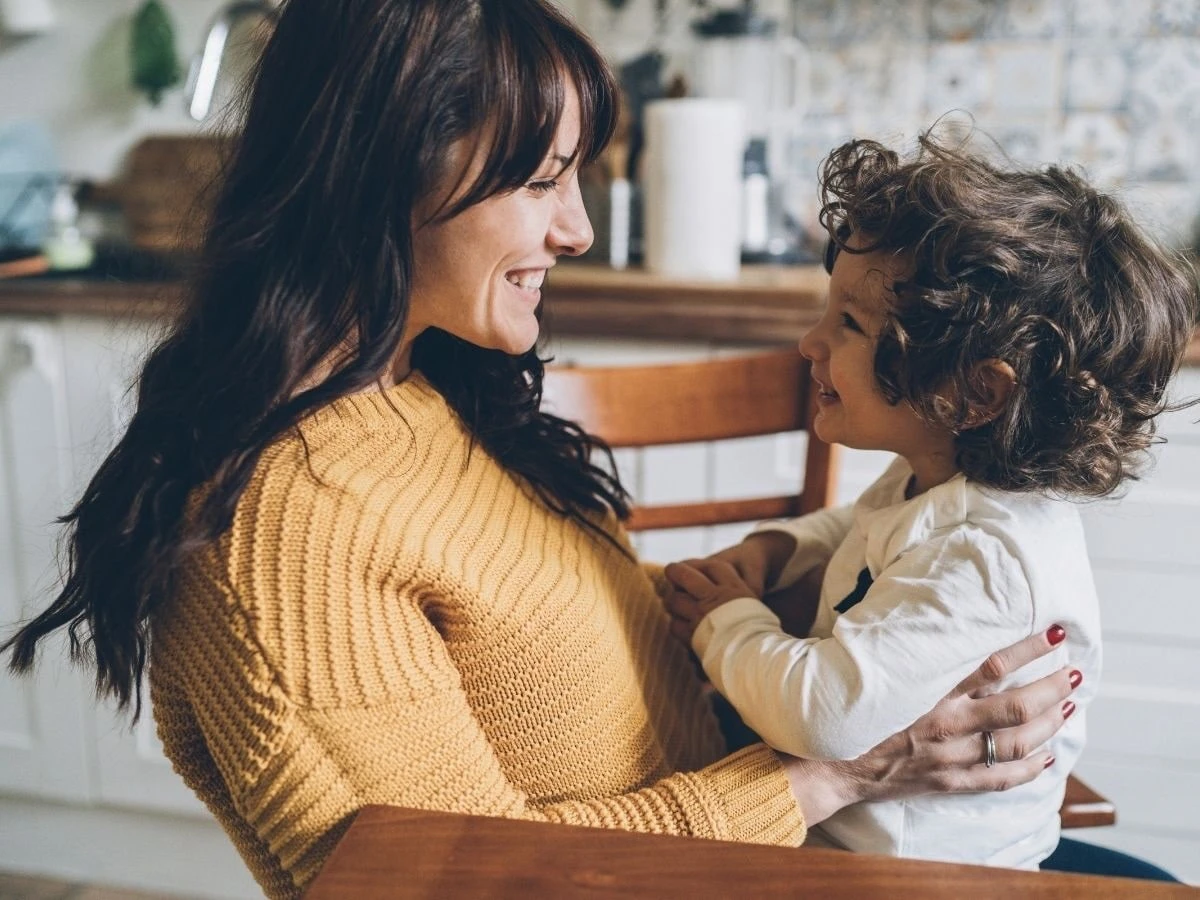  Mutter und Sohn glücklich zusammen 