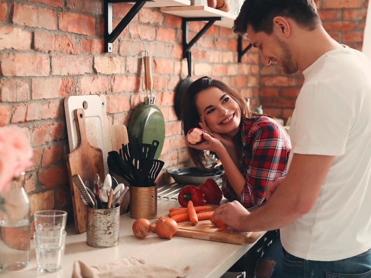  Pärchen kocht gemeinsam Abendessen 