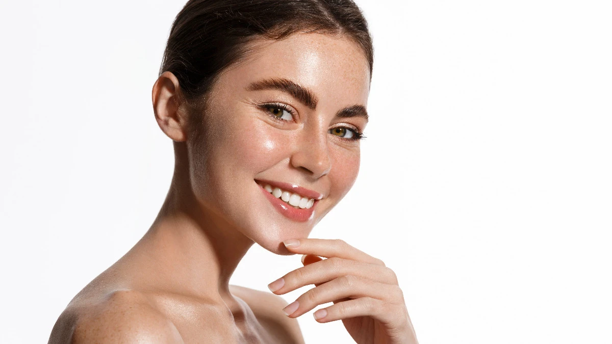  Frau mit dichten, vollen Augenbrauen 