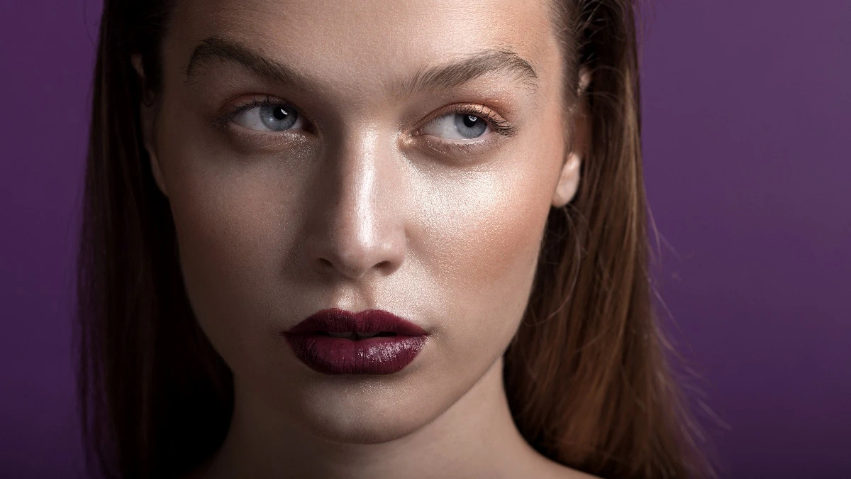  Frau mit dunklem lila Lippenstift 