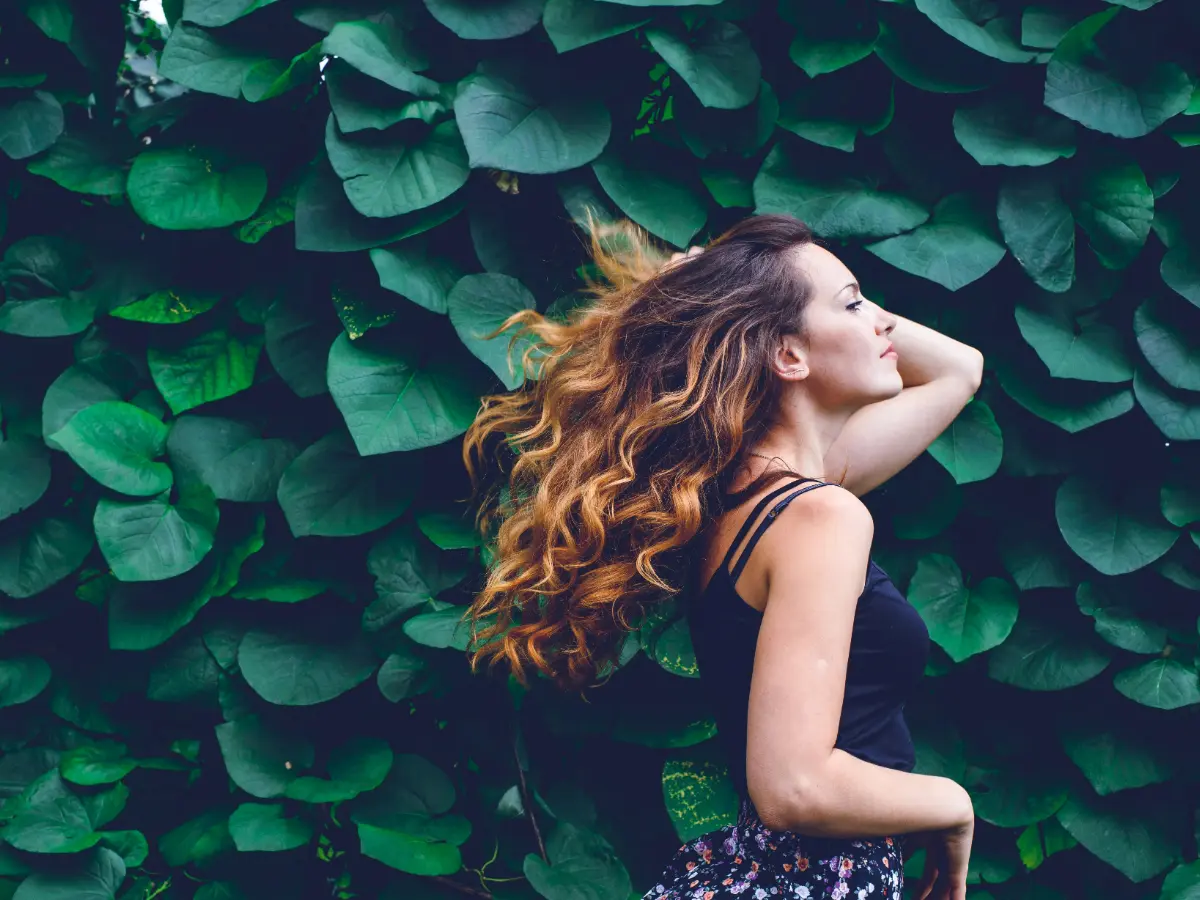  Frau in der Natur mit Locken 