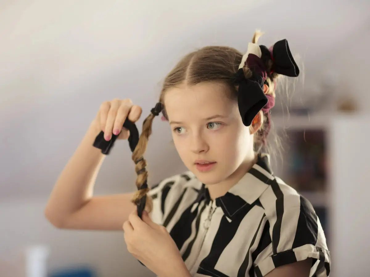  Mädchen macht sich Locken ohne Hitze mit Socken 