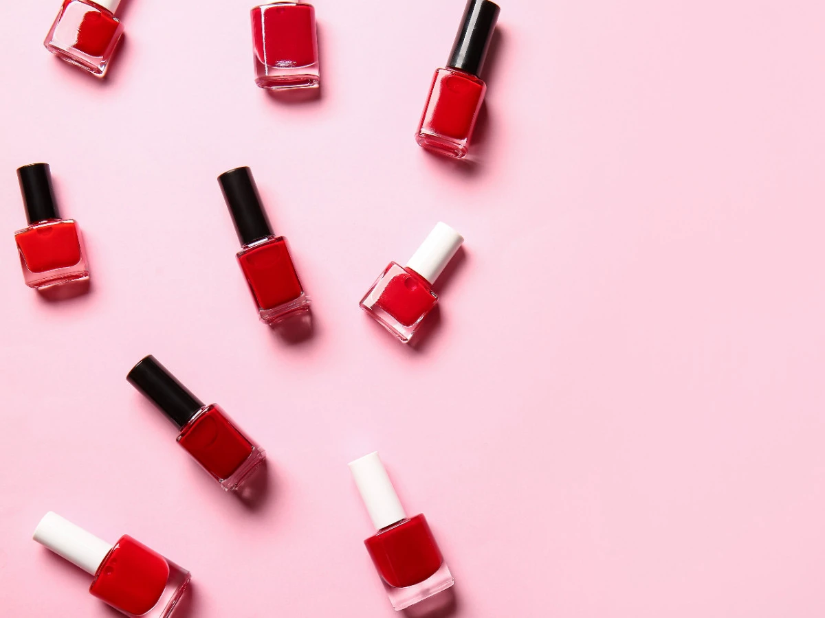  Nagellacke auf rosa Hintergrund 