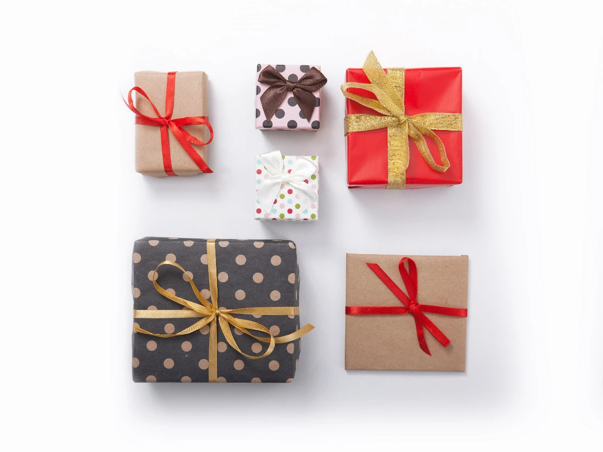  Weihnachtliche Geschenkboxen bunt 