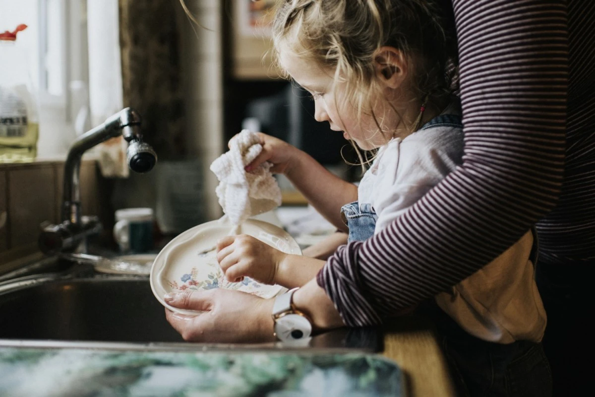  Mutter und Tochter beim Geschirr abwaschen 