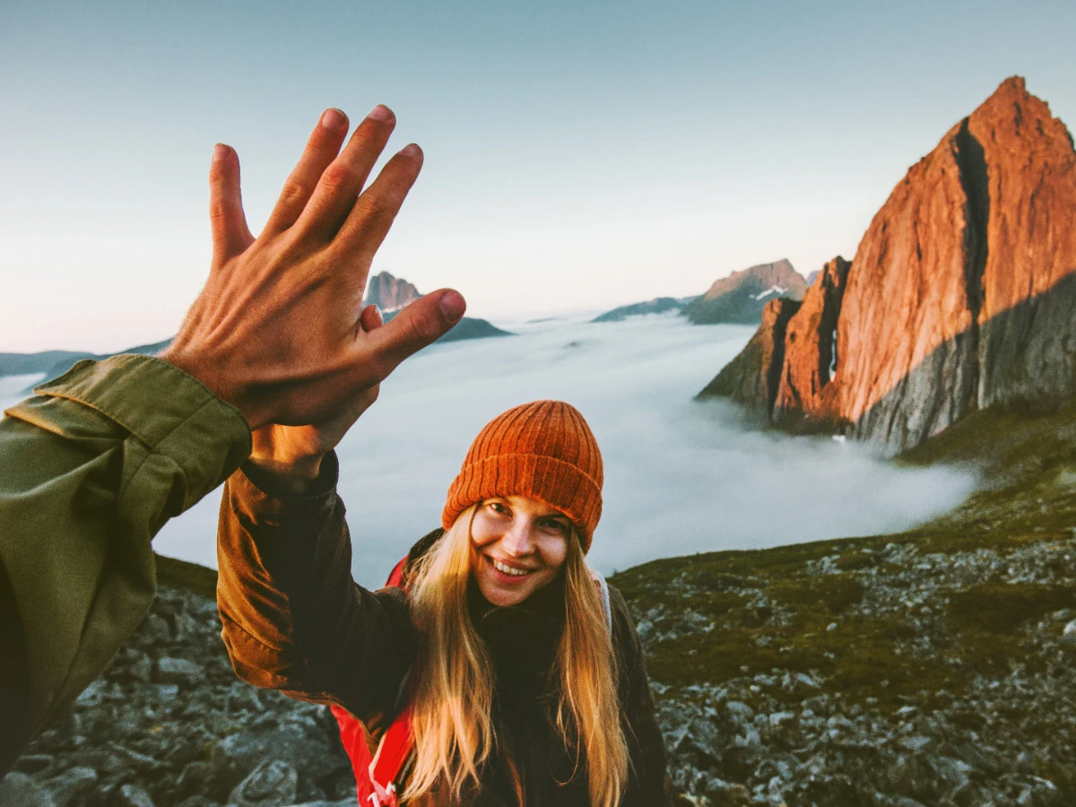  Paar halten Hände in Bergen 