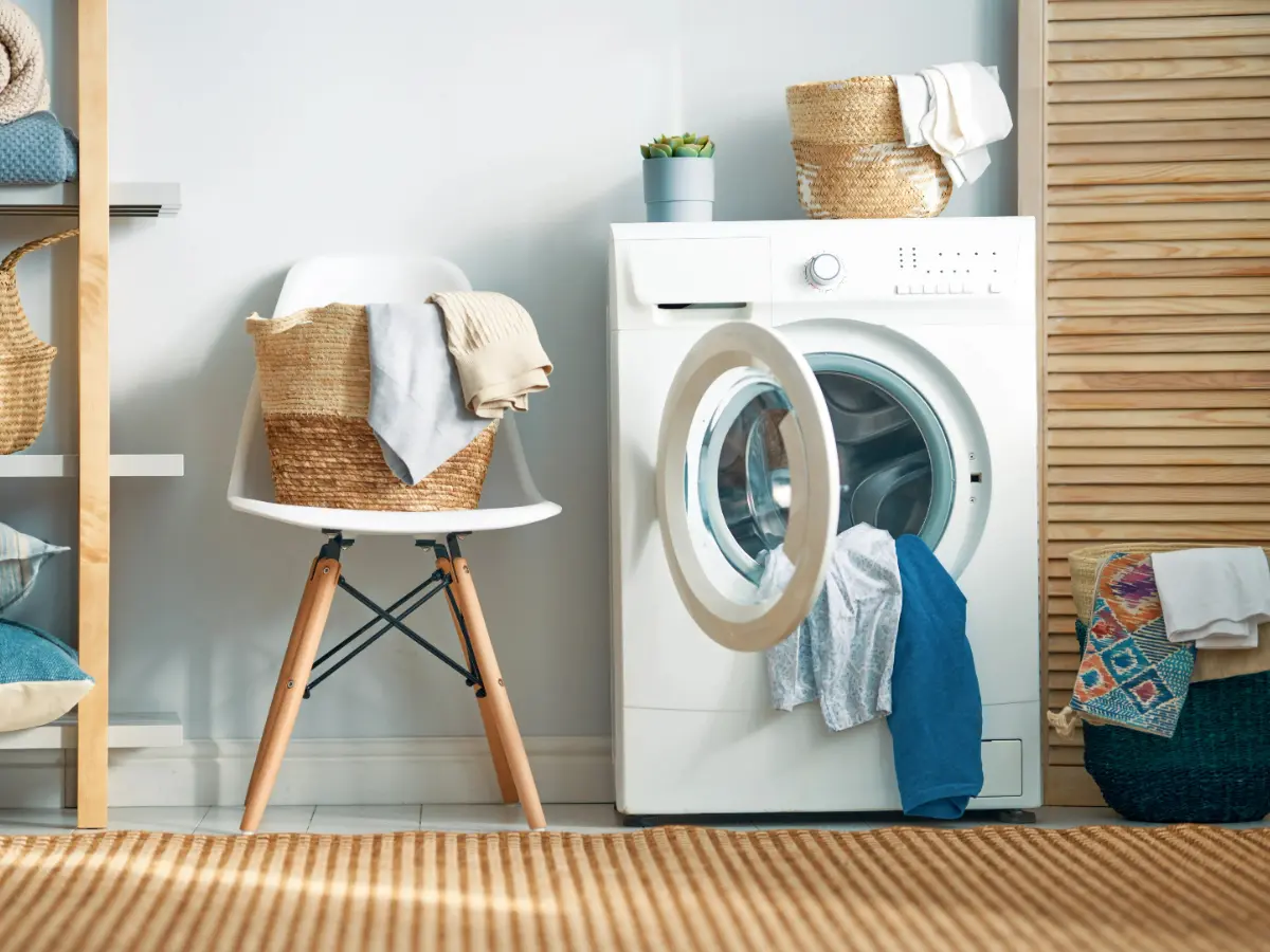  Raum mit vollbeladener Waschmaschine 