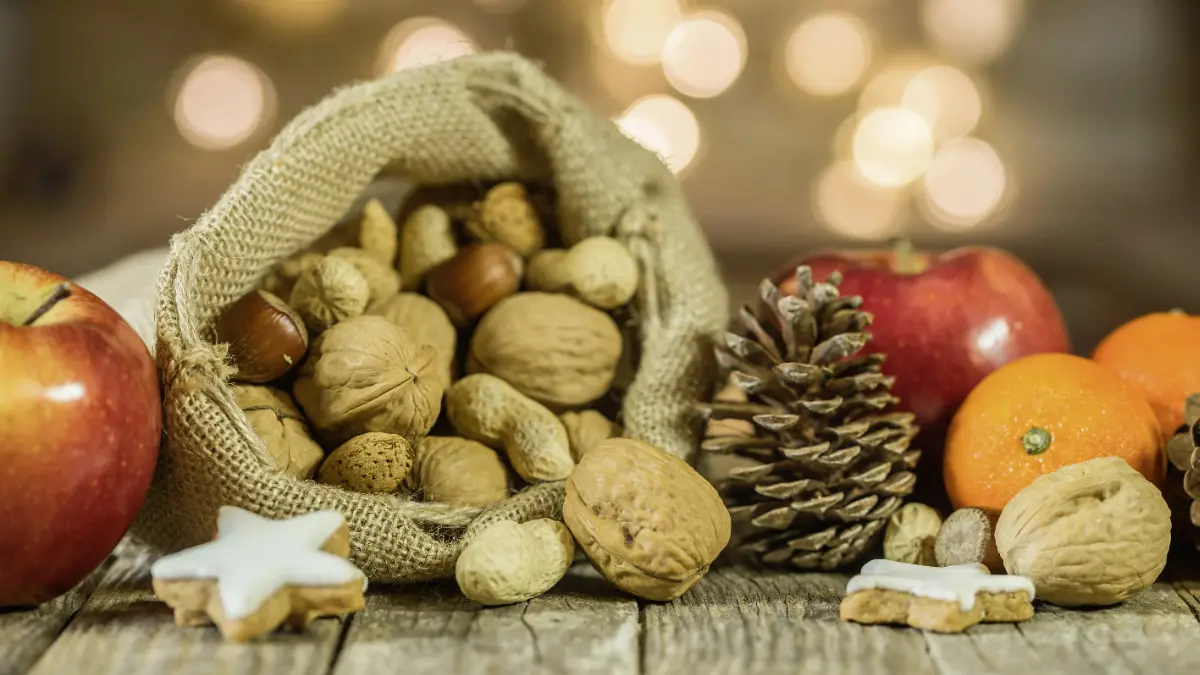  Nikolaus Sack mit Nüssen und Früchten 
