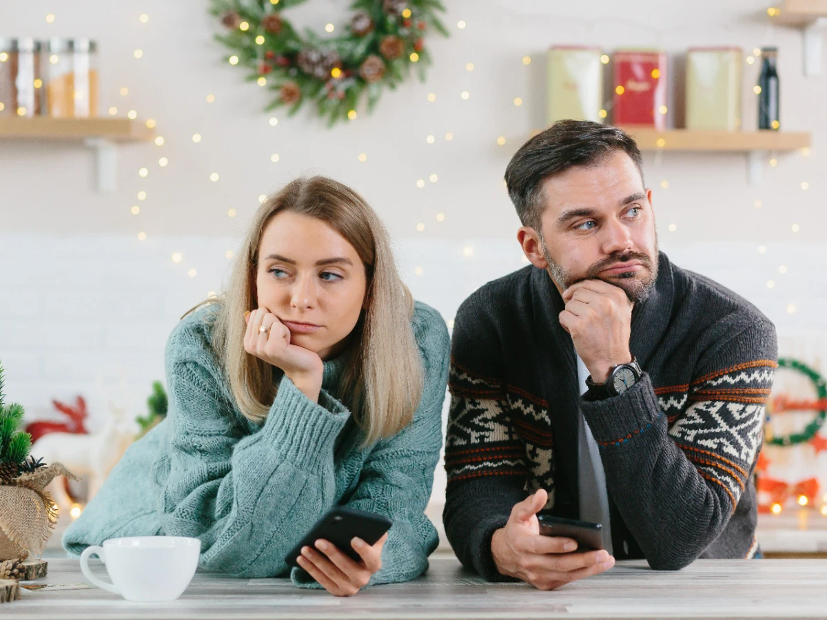  Paar streitet sich zu Weihnachten 