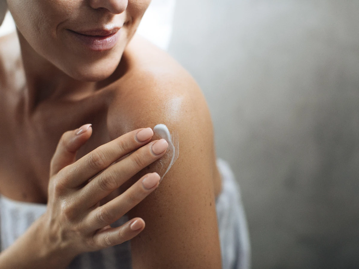  Frau trägt Bodylotion auf 