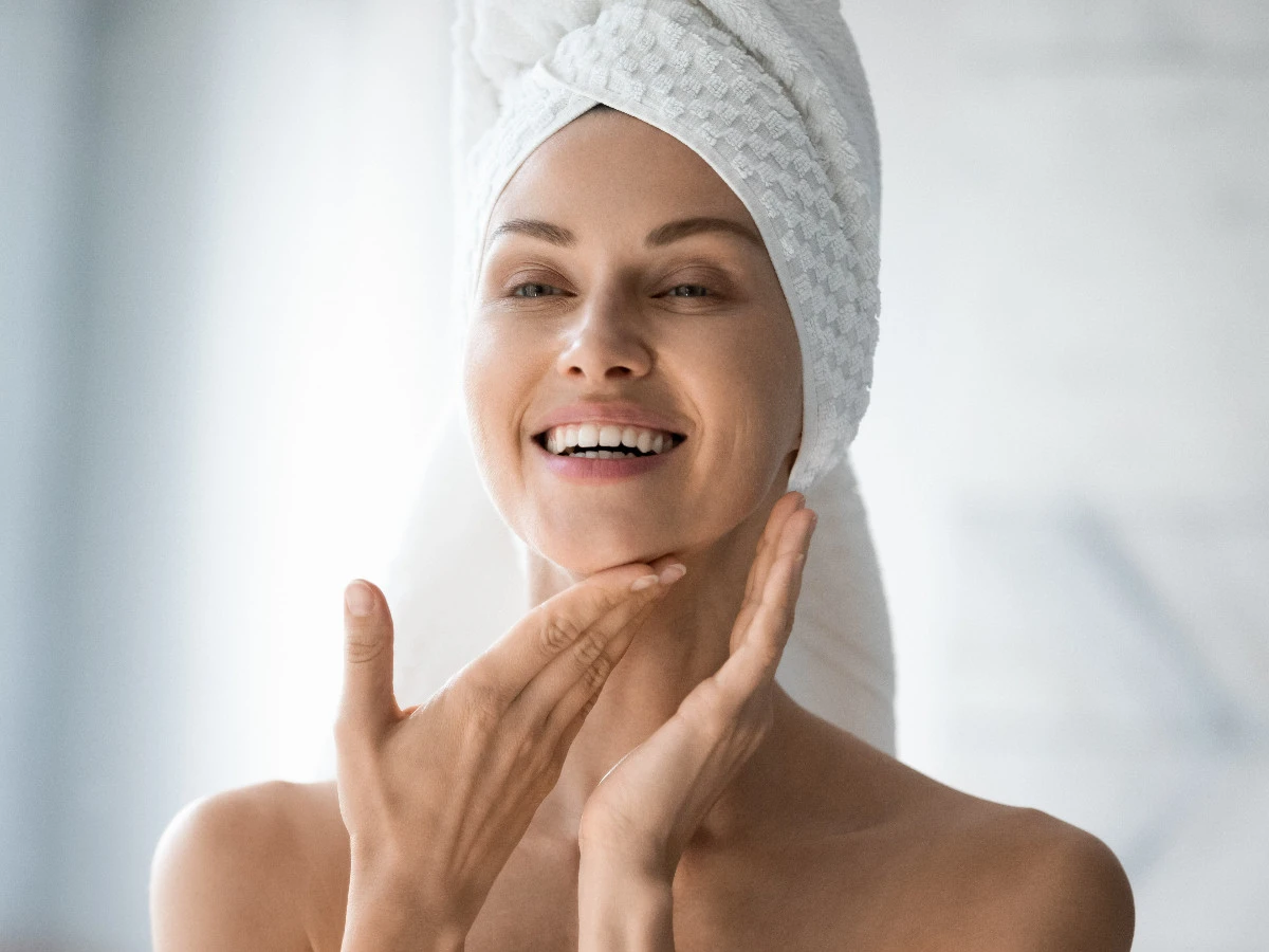  Frau mit gesunder Haut lächelnd 