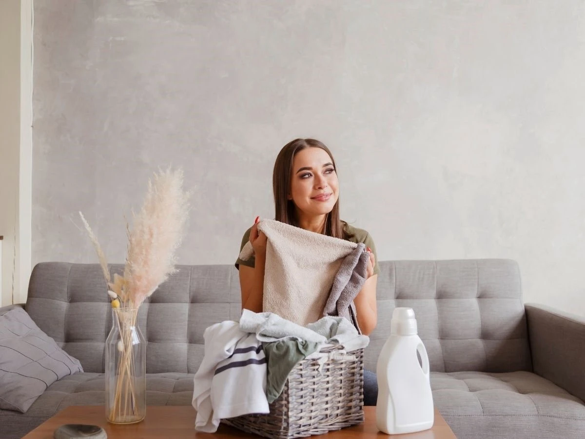  Frau beim Wäsche zusammenlegen 