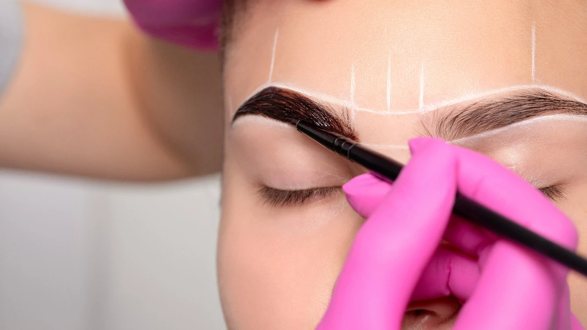  Frau färbt sich die Augenbrauen 