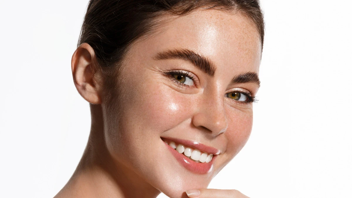  Frau mit dichten, vollen Augenbrauen 