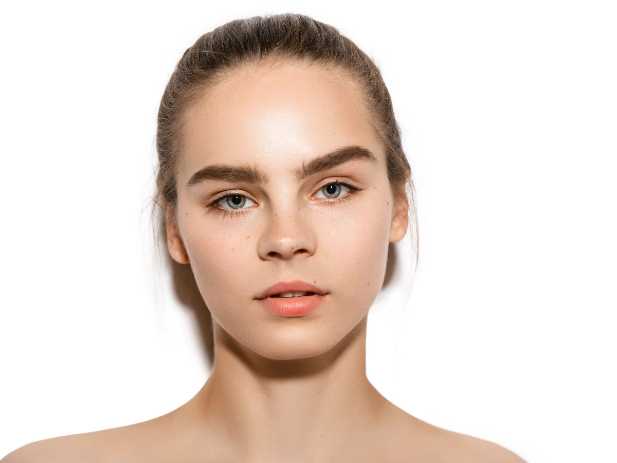  Frau mit rundem Gesicht und vollen Augenbrauen 