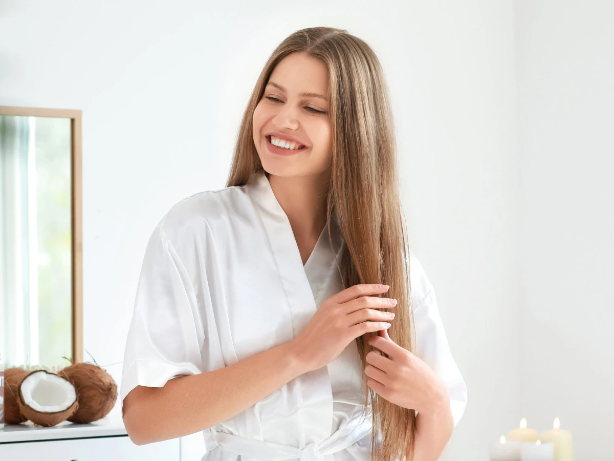  Frau pflegt ihre Haare 