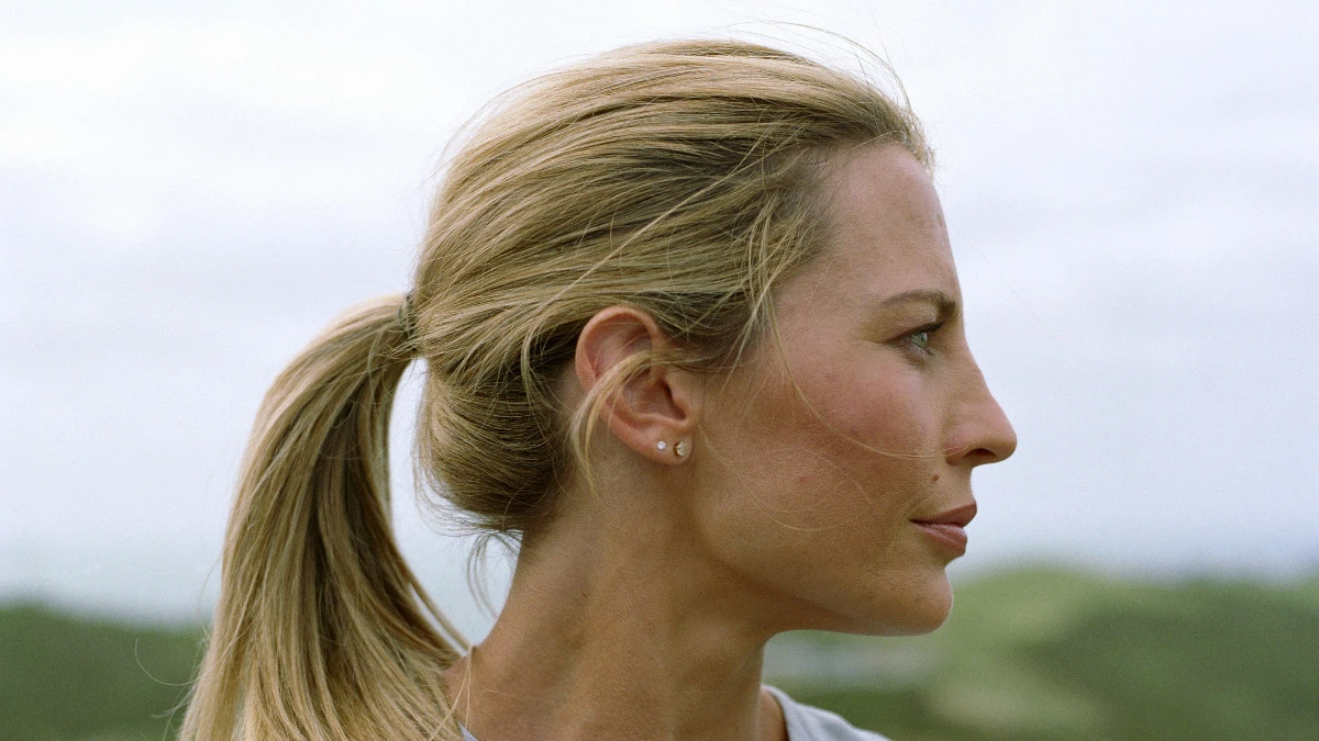  Frau mit Zopf und Babyhaaren 