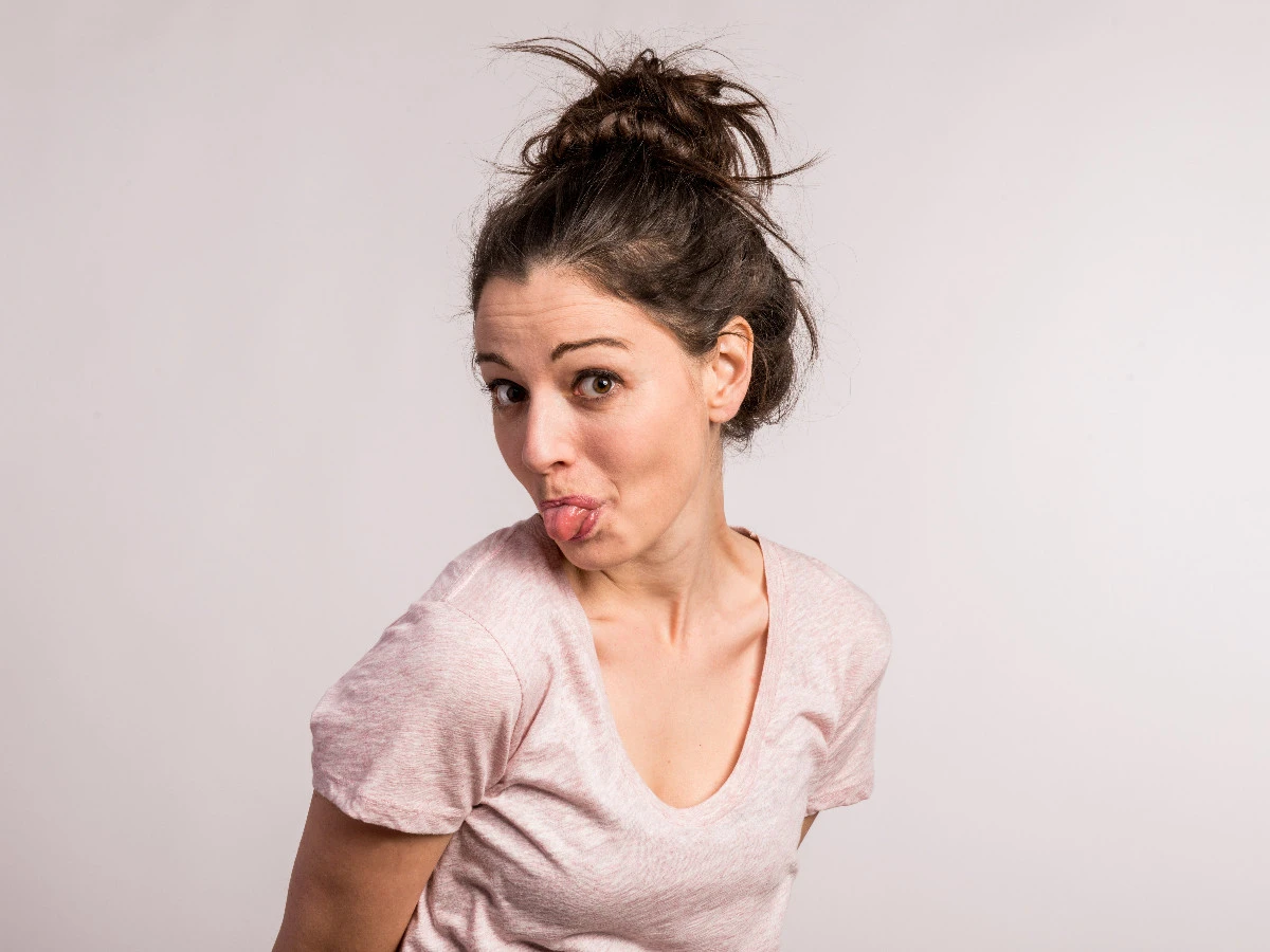  Frau mit Messy Bun und Babyhaaren 