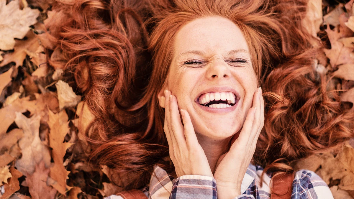  Lachende Frau weiße Zähne 