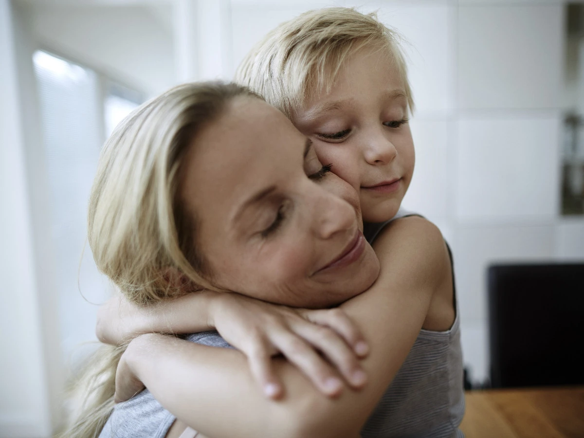  Mutter und Sohn umarmen sich zu Muttertag 