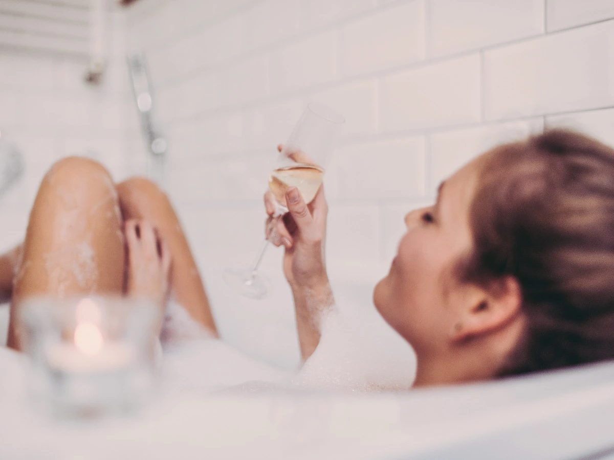  Mutter bekommt Spa Day zu Muttertag, ist in der Badewanne 