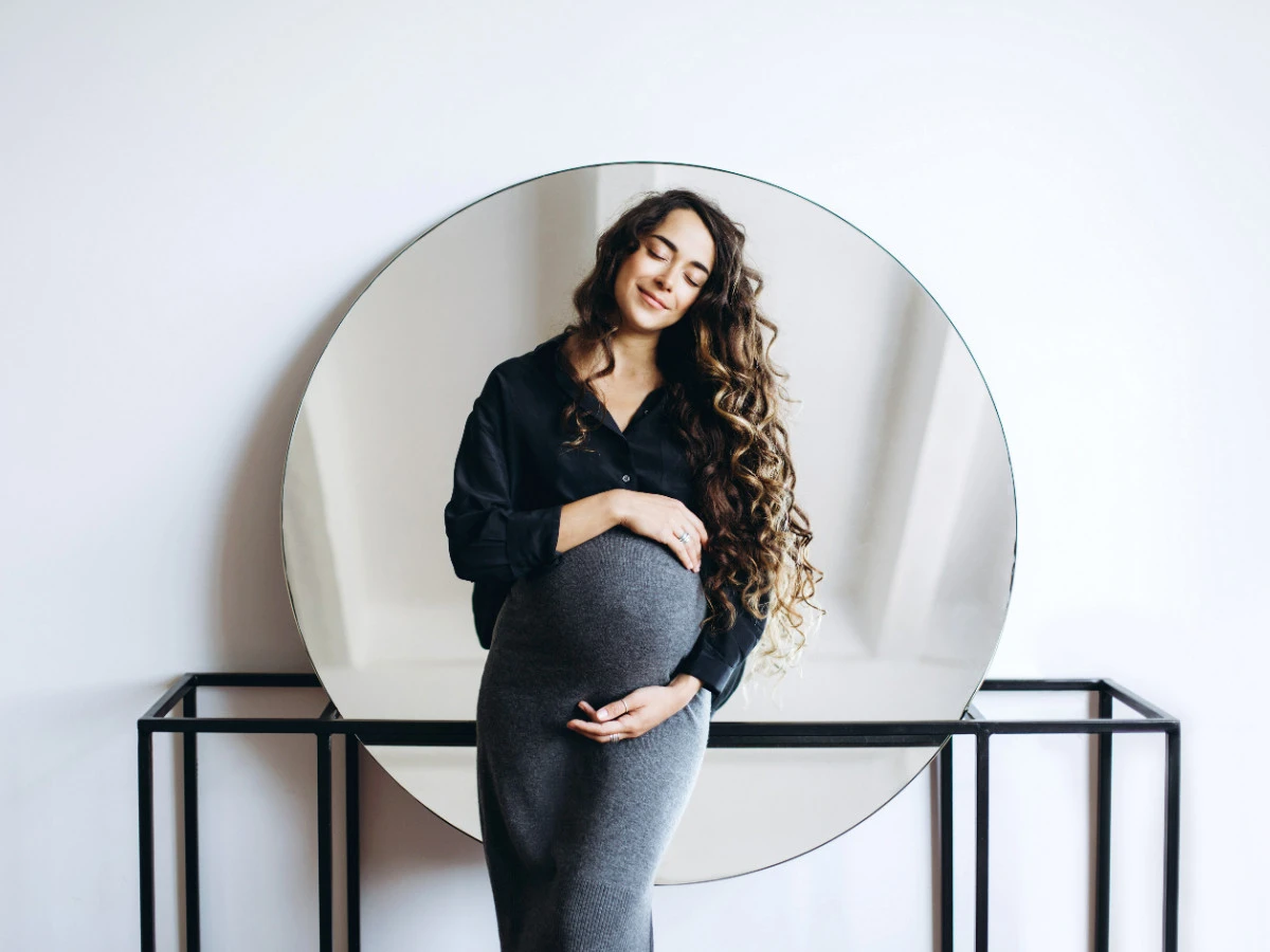  Schwangere Frau mit schönen langen Haaren 