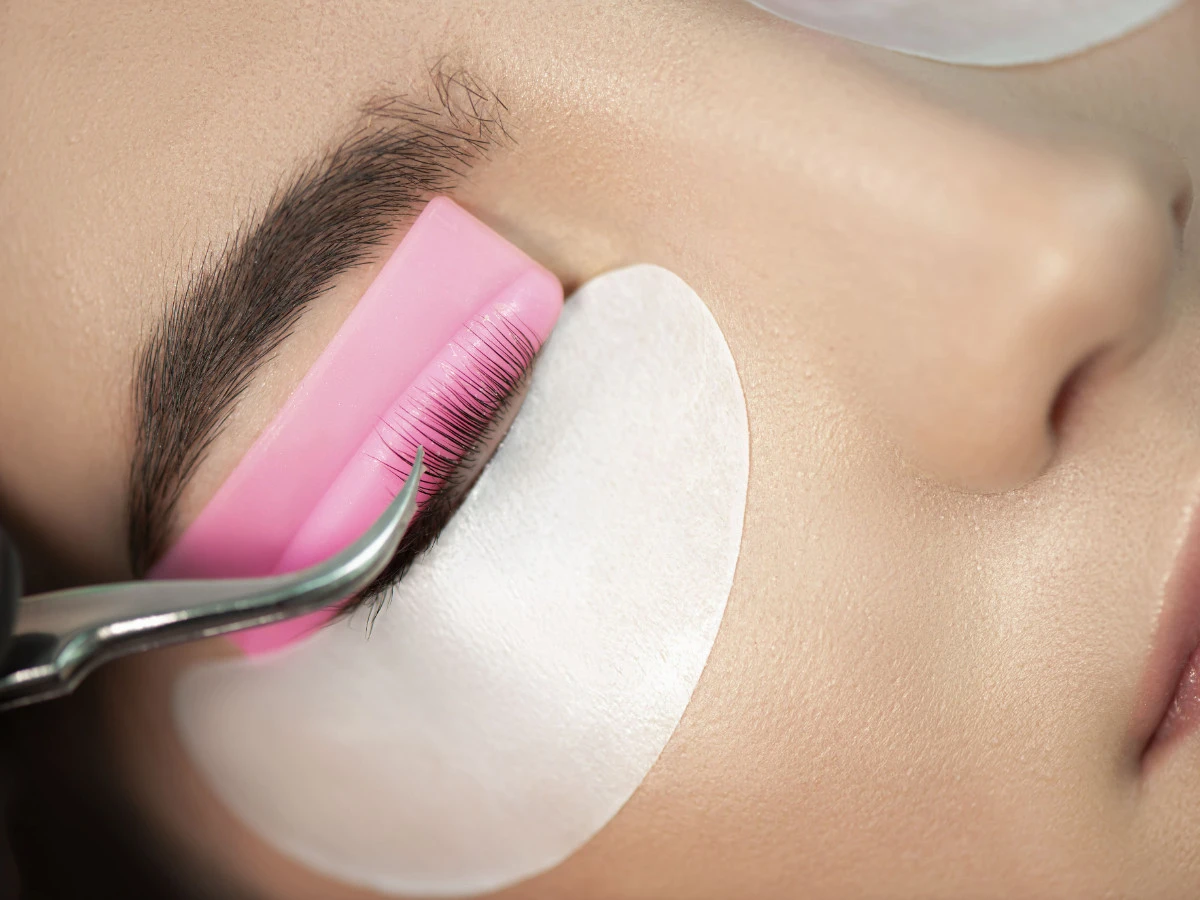  Nahaufnahme des Gesichtes des Schönheitsmodells während des Wimpernlifting-Verfahrens 