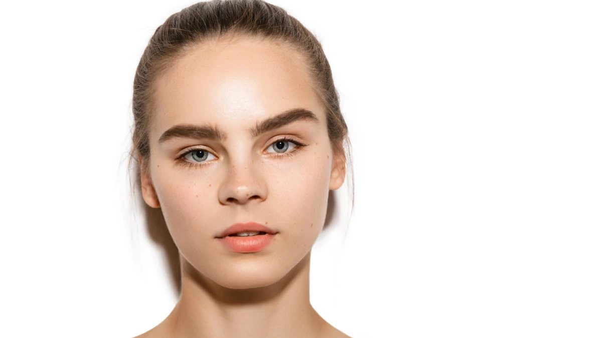  Frau mit rundem Gesicht und vollen Augenbrauen 